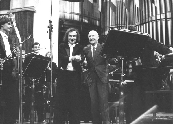 Kazimierz Kord i Witold Lutosławski po wykonaniu Łańcucha II Lutosławskiego 28 września 1986, fot. Andrzej Glanda