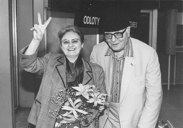 Olivier Messiaen and Yvonne Loriod arrive in Poland in 1989 (making the solidarity gesture), photo by Włodzimierz Echeński