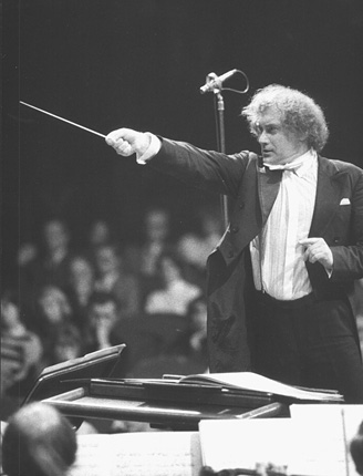 Jerzy Maksymiuk conducting in 1985, photo by Andrzej Glanda