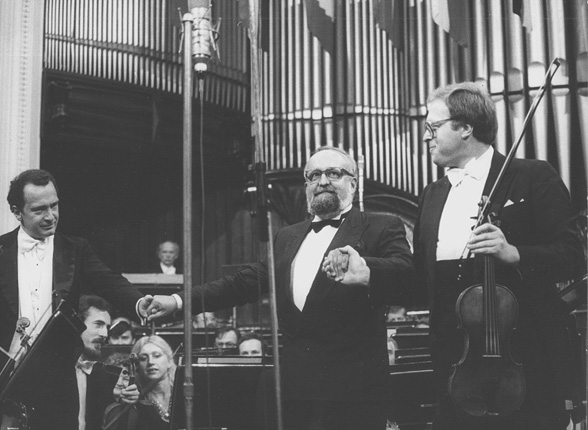 Antoni Wit, Krzysztof Penderecki i Grigorij Żyslin po wykonaniu Koncertu altówkowego Pendereckiego 19 września 1986, fot. Andrzej Glanda
