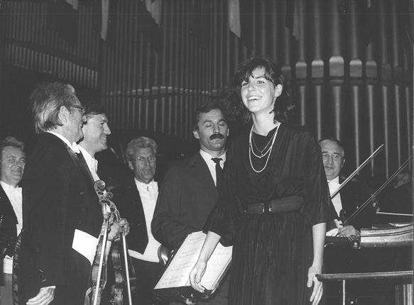 Hanna Kulenty after the performance of Ad unum featuring the Silesian Philharmonic conducted by Karol Stryja on 21 September 1986, photo by Andrzej Glanda