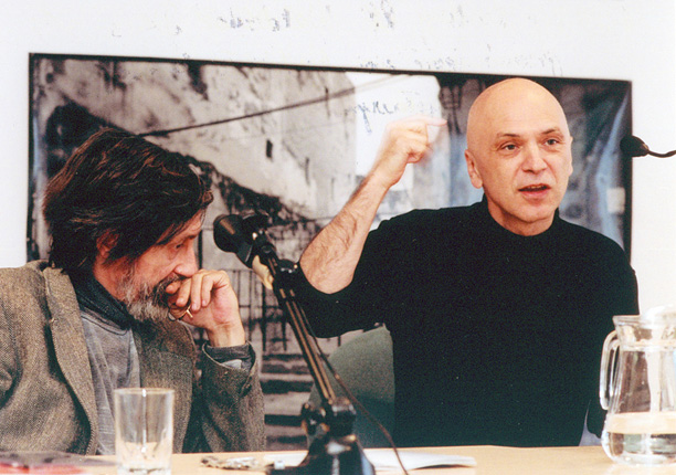 Warsaw Autumn 2004, Bernhard Lang and Andrzej Chłopecki during a meeting at the Austrian Culture Forum, photo by Jan Rolke