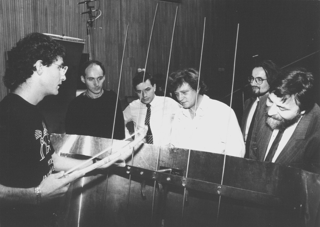 Muzyk z U.S. Steel Cello Ensemble podczas próby (przysłuchują się: Stanisław Krupowicz i Olgierd Pisarenko; 1991)