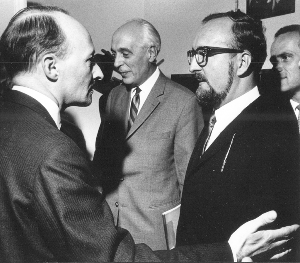 Witold Lutosławski, Constantin Regamey i Krzysztof Penderecki po wykonaniu Pasji Pendereckiego (1966), fot. Andrzej Zborski