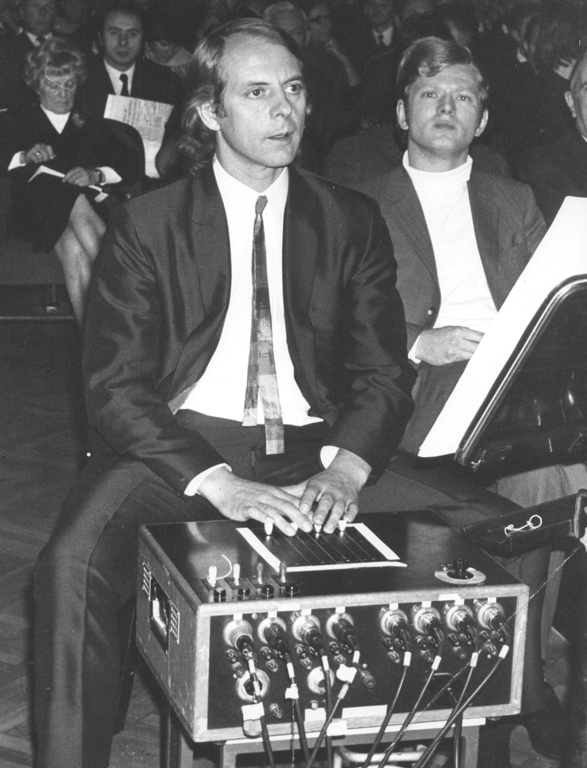 Karlheinz Stockhausen obsługuje aparaturę elektroniczną w swojej kompozycji Mixtur 26 września 1970, fot. Andrzej Zborski