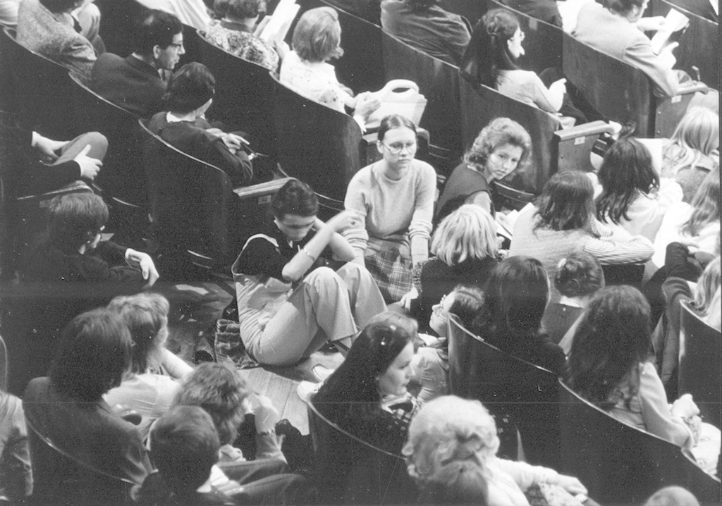 Publiczność wypełniająca nawet miejsca na podłodze podczas koncertu inauguracyjnego w 1974, fot. Andrzej Zborski