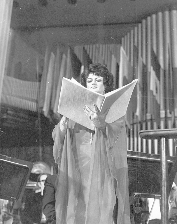 Stefania Woytowicz wykonująca Śpiewy polskie Krzysztofa Meyera 17 września 1977, fot. Jan Hausbrandt