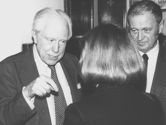 Elliott Carter, Marta Ptaszyńska i Augustyn Bloch w rozmowie kuluarowej (1986), fot. Andrzej Glanda