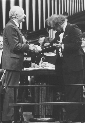 Witold Lutosławski i Jerzy Maksymiuk po wykonaniu Łańcucha III Lutosławskiego przez BBC Scottish SO (1987), fot. Włodzimierz Echeński