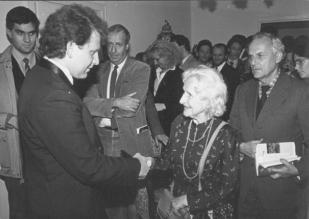 Shlomo Mintz po koncercie, w rozmowie z Ireną Dubiską. Widoczni Wilem Vos i Józef Kański (1988), fot. Andrzej Glanda