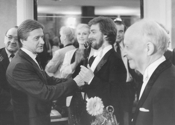 Jan Weber and Tadeusz Strugała hand the 1988 Orpheus critics' prize to Krystian Zimerman and Witold Lutosławski, photo by Andrzej Glanda