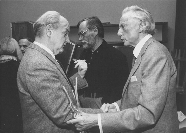 Ludwik Erhardt and Andrzej Panufnik during a backstage conversation (in the background, Tadeusz Kaczyński with Wanda Warska and Andrzej Kurylewicz; 1990), photo by Włodzimierz