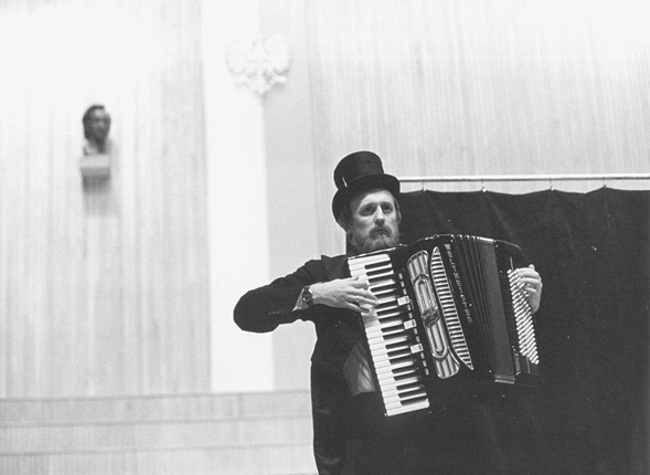 Janusz Pater podczas koncertu 25 września 1984, fot. Andrzej Glanda