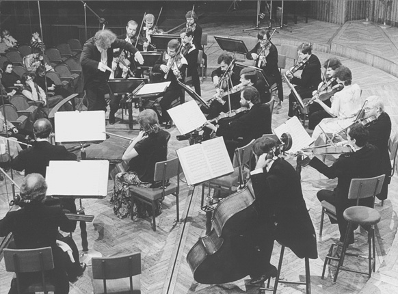 Jerzy Maksymiuk prowadzi Polską Orkiestrę Kameralną podczas koncertu 29 września 1984, fot. Andrzej Glanda