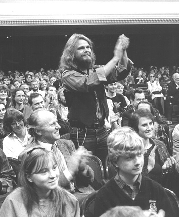 Paweł Szymański dziękuje muzykom po wykonaniu Partity III 28 września 1986, fot. Andrzej Glanda