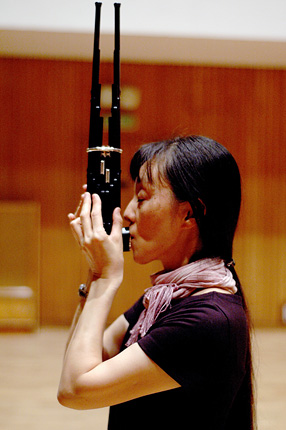 Warszawska Jesień 2005, Mayumi Miyata grająca na shô, fot. Jan Rolke