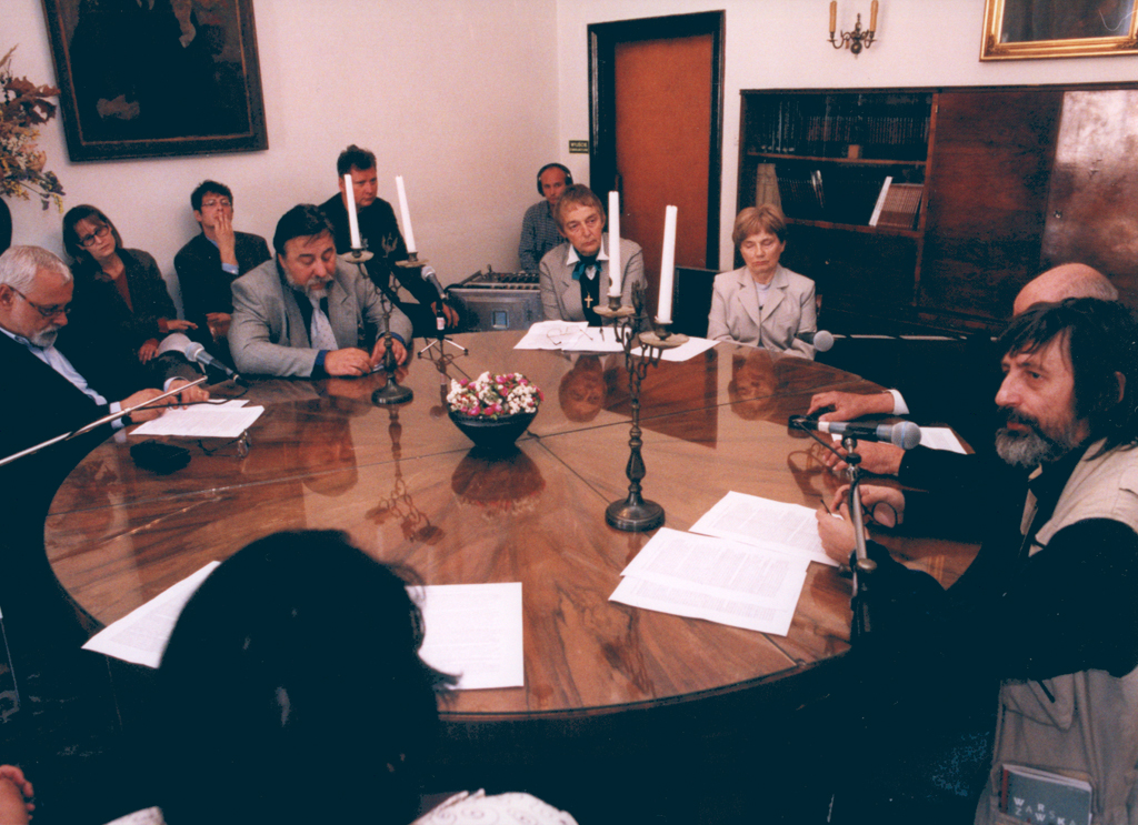 Konferencja okrągłego stołu: Krzysztof Droba, Ewa Szczecińska, Tadeusz Wielecki, Olgierd Pisarenko, Regina Chłopicka, Zofia Helman, Józef Patkowski, Andrzej Chłopecki (1999), fot. Jan Rolke
