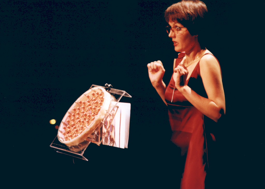 Warszawska Jesień 1999, Olga Pasiecznik wykonuje operę HeartPiece Krzysztofa Knittla i Johna Kinga, fot. Jan Rolke