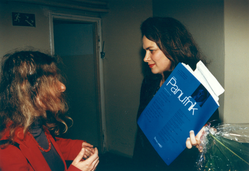 Dorota Szwarcman z Ewą Pobłocką po wykonaniu Tria fortepianowego Andrzeja Panufnika (1996), fot. Jan Rolke