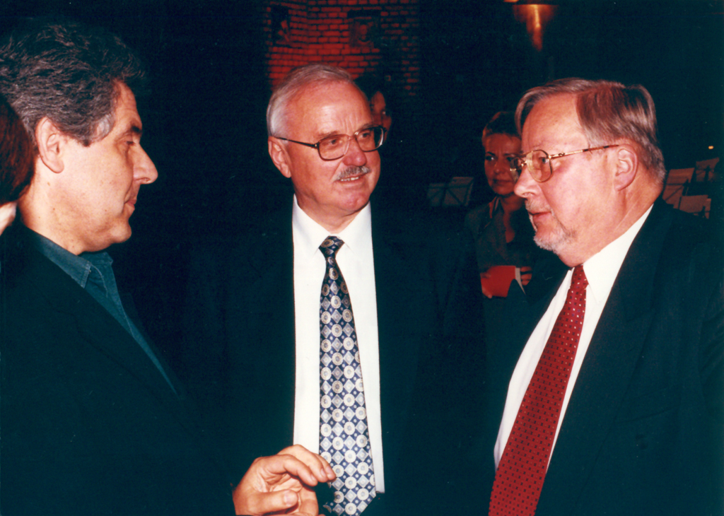 Warszawska Jesień 1999, Stasys Eidrigevicius, Bronius Kutavičius, Vytautas Landsbergis w rozmowie kuluarowej, fot. Marek Suchecki