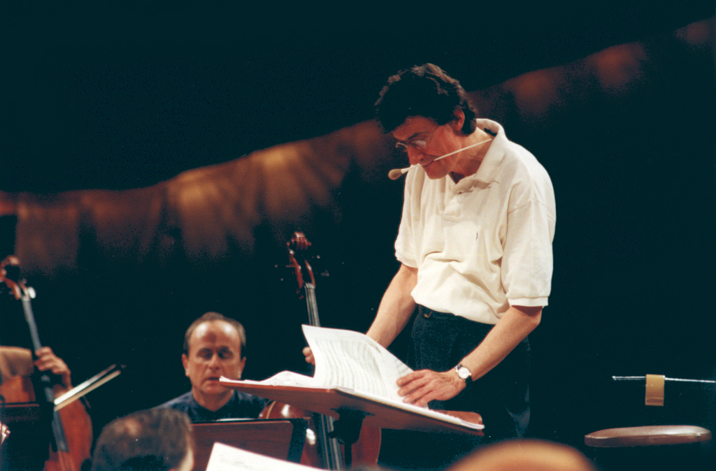 Jacek Kaspszyk podczas próby z orkiestrą Sinfonia Varsovia (1998), fot. Jan Rolke