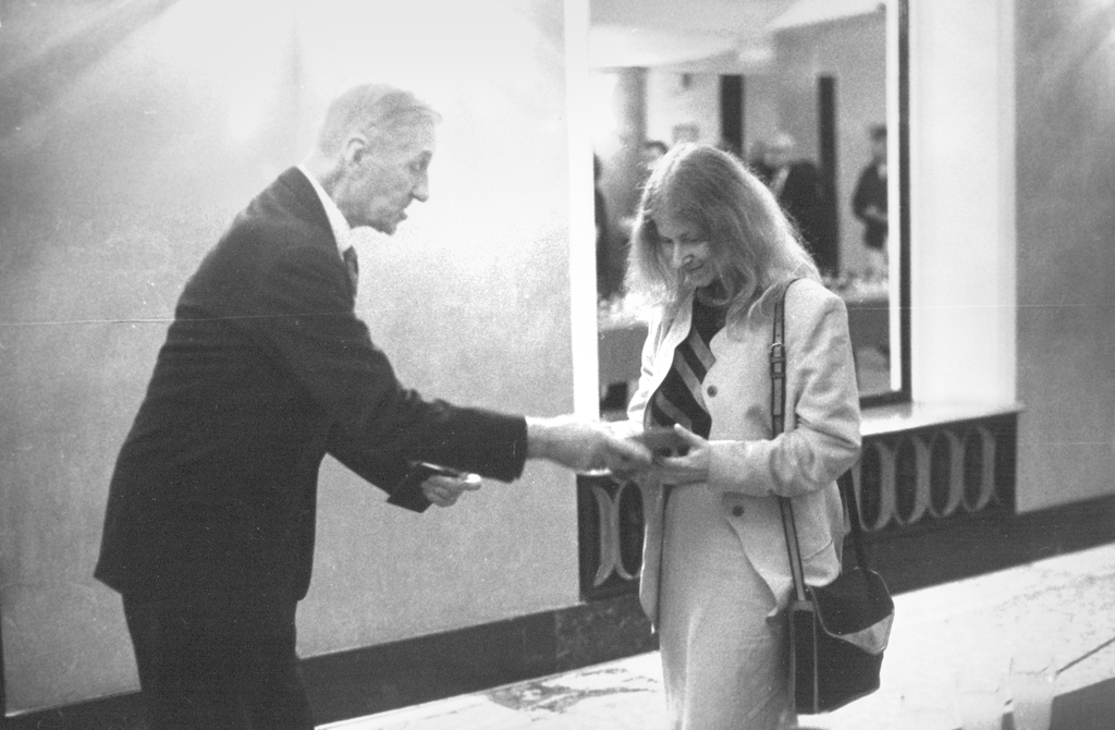 Wojciech Dzieduszycki hands the Association of Polish Musicians award to Dorota Szwarcman (1992)
