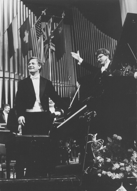 Marek Drewnowski i Jerzy Swoboda po wykonaniu Koncertu fortepianowego Stefana Kisielewskiego 24 września 1991