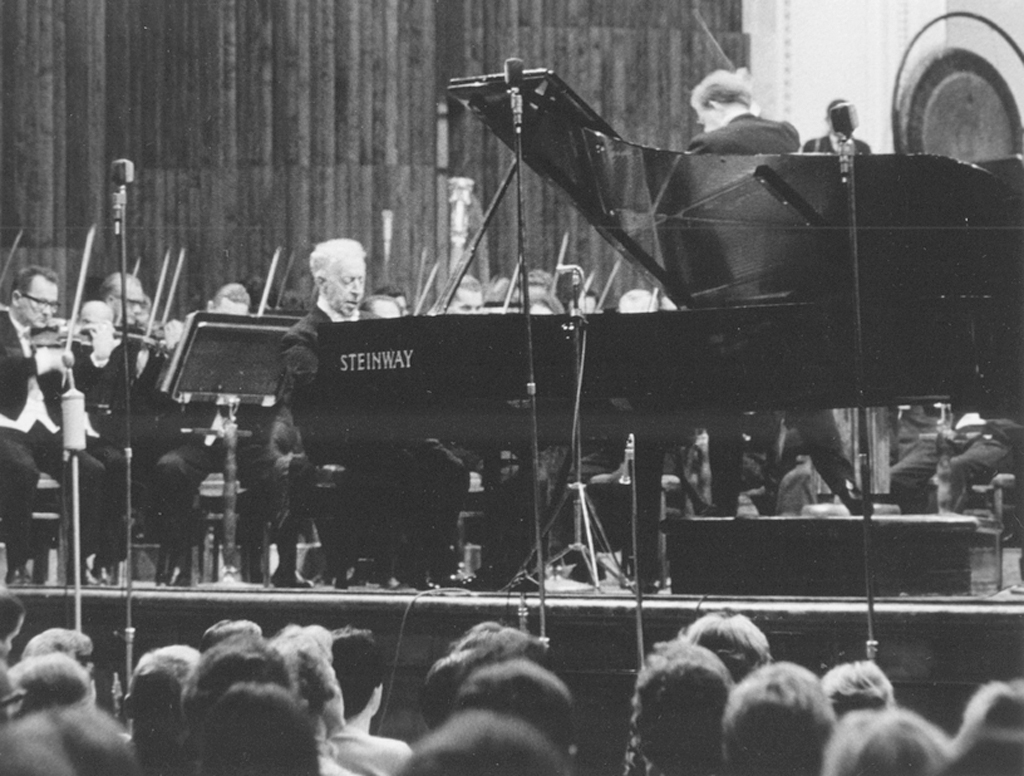 Artur Rubinstein gra IV Symfonię Karola Szymanowskiego (dyryguje Stanisław Wisłocki) 17 września 1966, fot. Andrzej Zborski