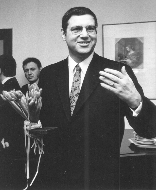 Dr Otto Tomek po otrzymaniu medalu ZKP za propagowanie muzyki polskiej (1971), fot. Andrzej Zborski