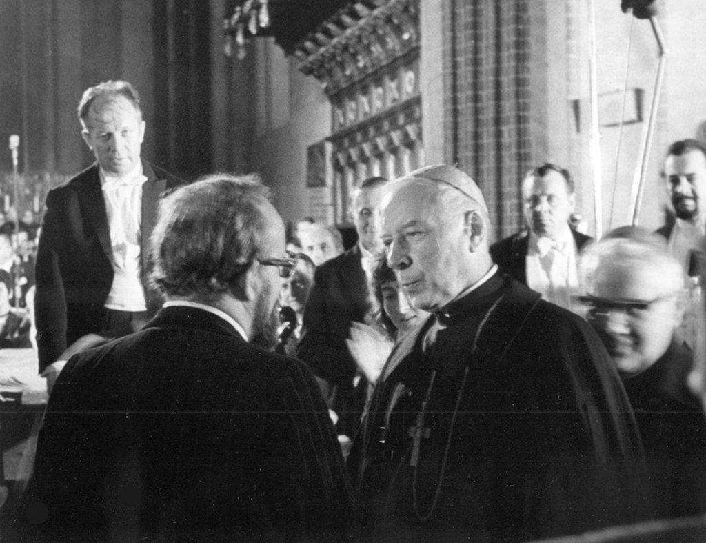 Krzysztof Penderecki z kardynałem Stefanem Wyszyńskim po wykonaniu Jutrzni w Katedrze św. Jana 22 września 1971, fot. Andrzej Zborski