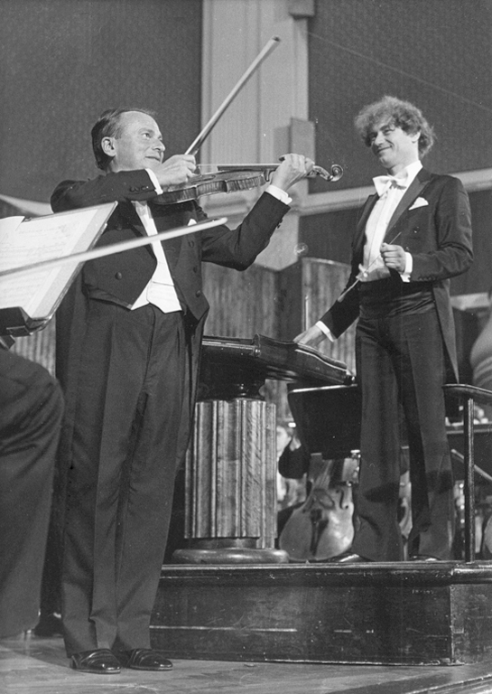 Henryk Szeryng i Jerzy Maksymiuk podczas wykonania II Koncertu Karola Szymanowskiego 17 września 1977, fot. Jan Hausbrandt