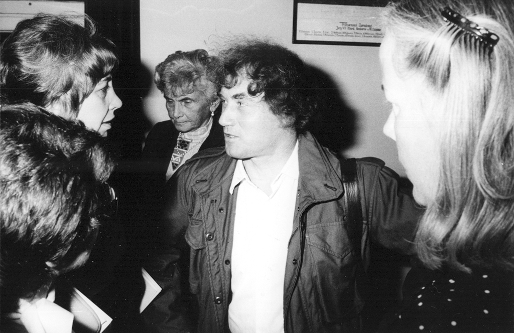 Jerzy Maksymiuk besieged by music lovers (1980), photo by Jan Hausbrandt